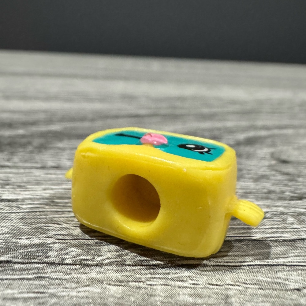 Shopkins | Sport: Yellow & Turquoise Snorky (5-016) - Mini Collectable Figure - Picture 6 of 6